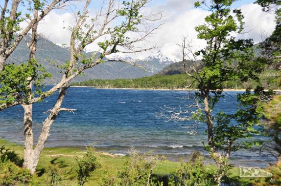 O dia amanhece radianete em frente ao lago Falkner, no Parque Lanin, na região de San Martín de Los Andes, na Argentina